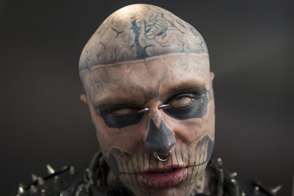 Умер всемирно известный манекенщик Zombie Boy