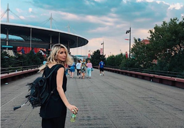 Светлану Лободу подловили на прогулке с младшей дочерью: фото