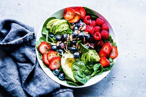 Летний микс: готовим салат из ягод и авокадо