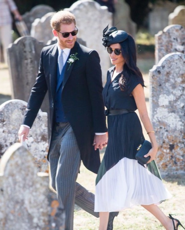 Образ дня: Меган Маркл в темно-синем платье на свадьбе друзей