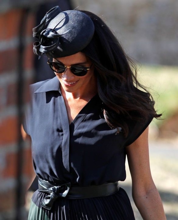 Образ дня: Меган Маркл в темно-синем платье на свадьбе друзей