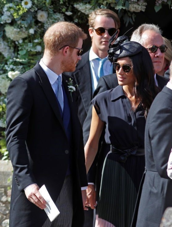 Образ дня: Меган Маркл в темно-синем платье на свадьбе друзей