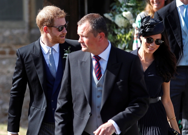 Образ дня: Меган Маркл в темно-синем платье на свадьбе друзей