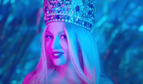 Оля Полякова поделилась архивными фото с мамой