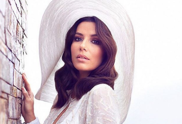 В мини и на каблуках: Ева Лонгория появилась на публике впервые после родов