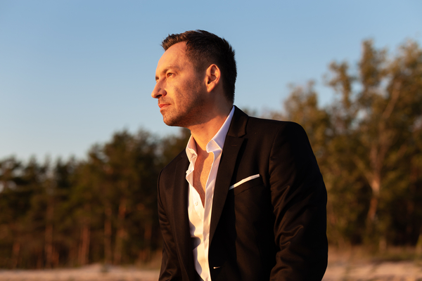 Украинский телеведущий Геннадий Ветер выпустил клип о любви: смотреть видео