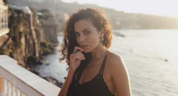 Настя Каменских похвасталась стройным телом в купальнике