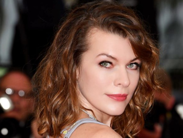 Милла Йовович позировала для культового глянца без бюстгальтера