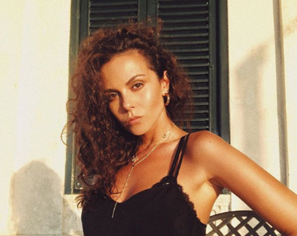 Настя Каменских пикантно обнажила грудь