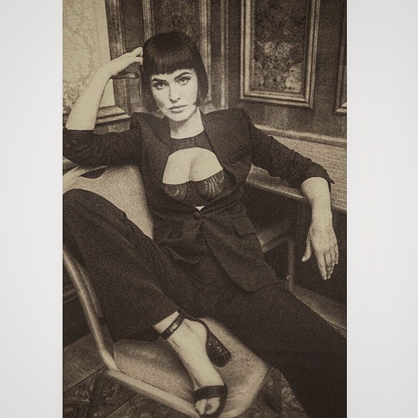 Пикантный нуар: Даша Астафьева снова удивила откровенным фотосетом