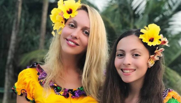 "Наступает на пятки": Оля Полякова похвасталась длинноногой дочерью