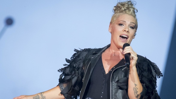 Именинница дня: как менялась внешность эпатажной певицы Pink