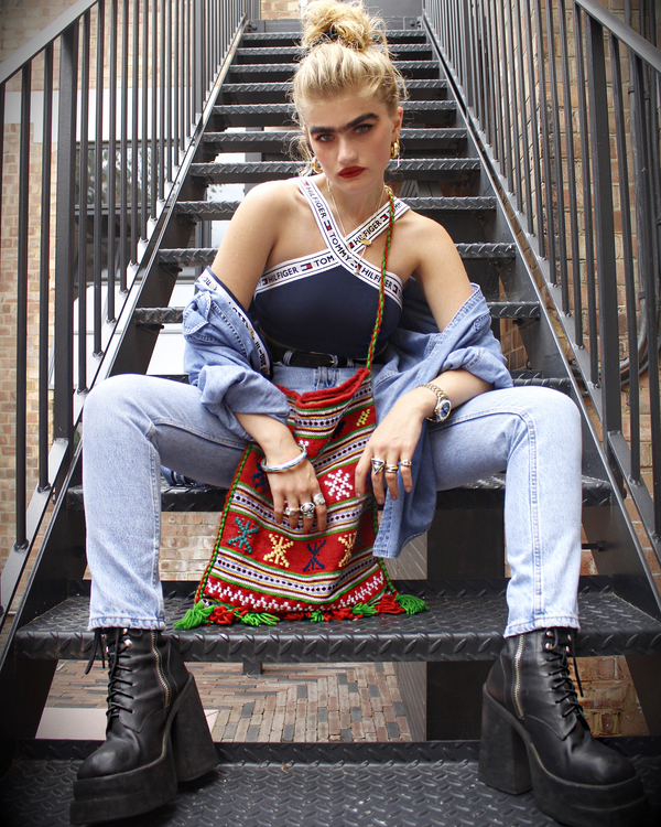 Все обсуждают: модель с бровями, как у Фриды Кало, покоряет Сеть