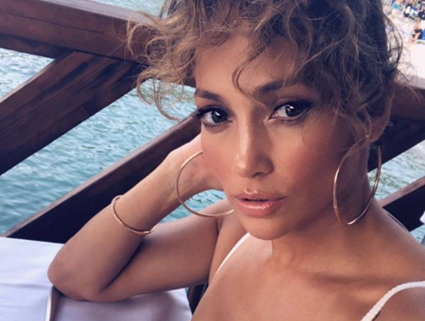 49-летняя Дженнифер Лопес восхитила шикарной фигурой