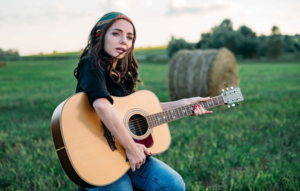 Наталья Гордиенко прокатилась на Harley Davidson в новом клипе