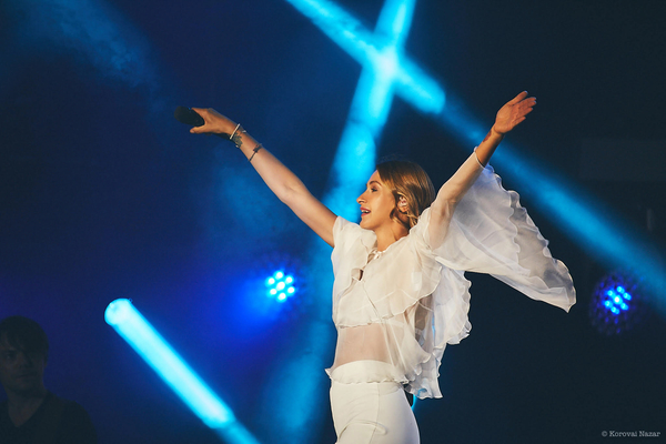 Tayanna представила новое прочтение хита Кузьмы Скрябина «Дельфины»