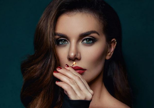 Анна Седокова похвасталась пышной грудью