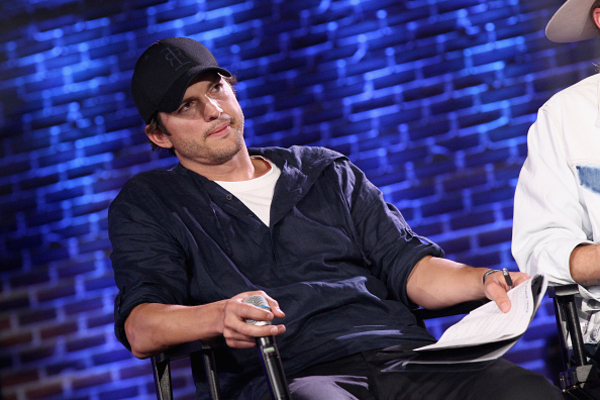 Эштон Катчер спровоцировал ДТП