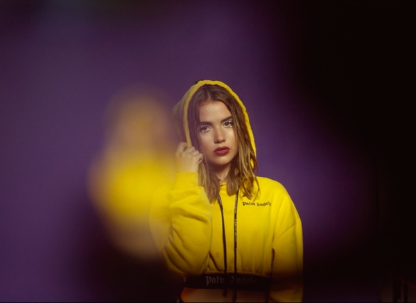 Певица KaVa презентовала клип-перевоплощение