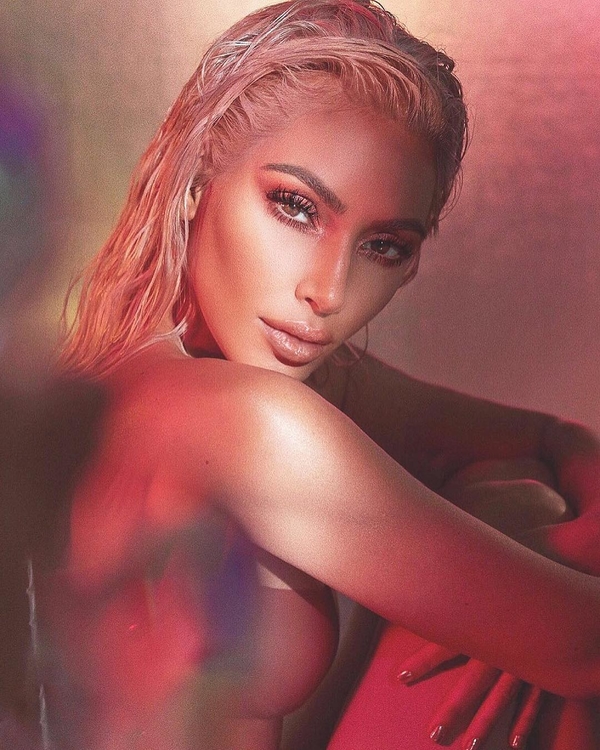 Макияж и каблуки: Ким Кардашьян показала, как выглядела в 12 лет