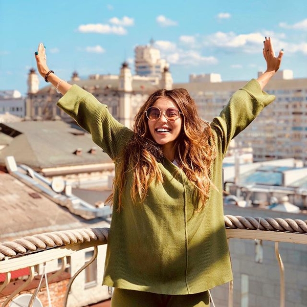 Живот не помеха: беременная Регина Тодоренко занялась йогой