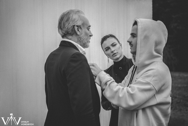 Анастасия Приходько заинтриговала неожиданным образом в новом клипе