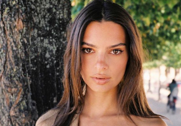 Эмили Ратаковски примерила платье от украинского дизайнера