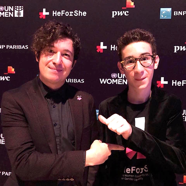 Pianoбой вместе с сыном и Энн Хэттевей выступили за права женщин в Нью-Йорке