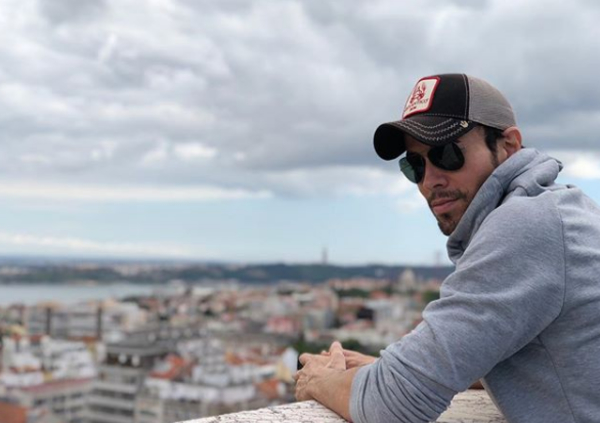 Энрике Иглесиас поцеловал фанатку на концерте в Киеве: видео