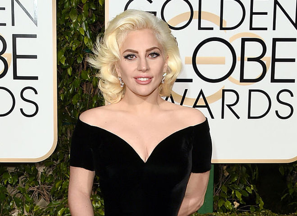 Леди Гага снялась обнаженной в фотосъемке в поддержку фильма "Звезда родилась"