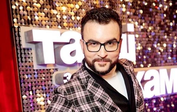 Это любовь: Руслан Сеничкин поцеловал Робота Софию