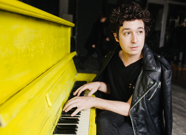 Pianoбой впервые боролся с девушкой в армреслинге