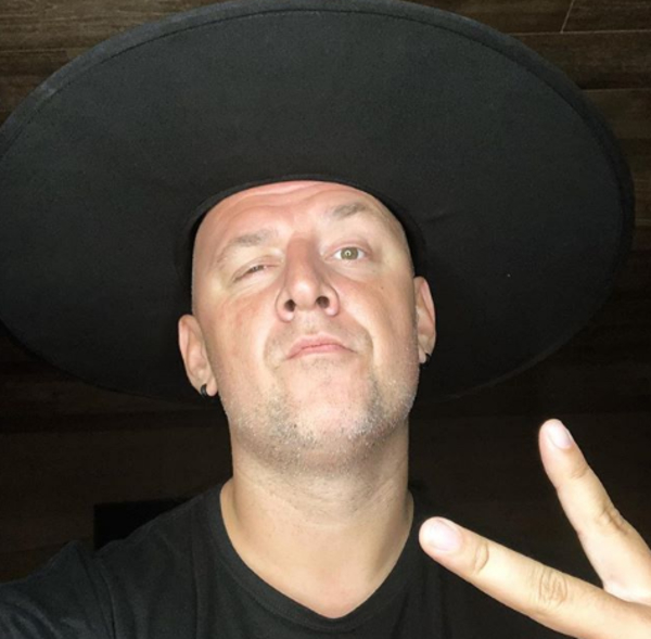 Потап перевоплотился в блондинку в красном платье: видео