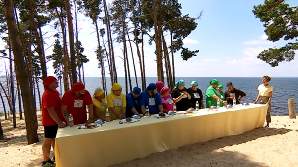 «Зважені та щасливі» на необитаемом острове: суши с червями и куриные лапки на завтрак