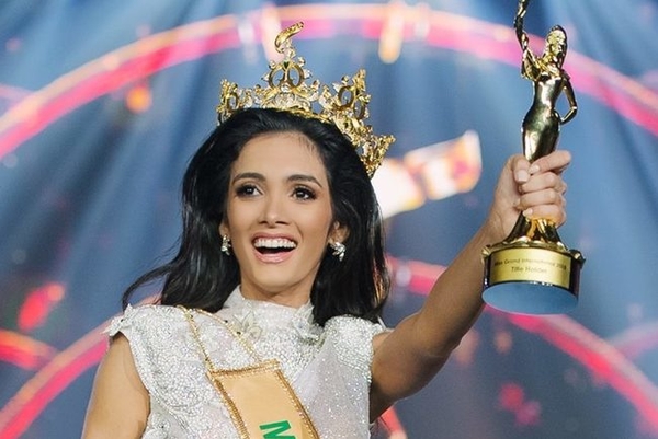 Победительница конкурса красоты упала в обморок во время награждения – видео