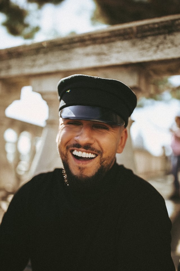 MONATIK с раздетыми девушками украсил обложку мужского журнала