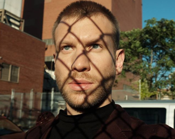 "Маленька копія": Івана Дорна підловили на прогулянці з сином