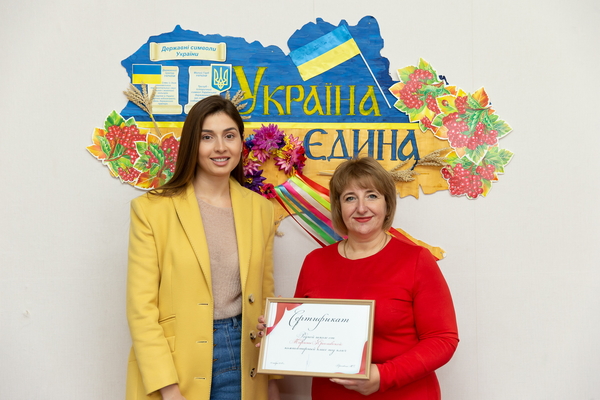 Марина Ярославская подарила родной школе компьютерный класс