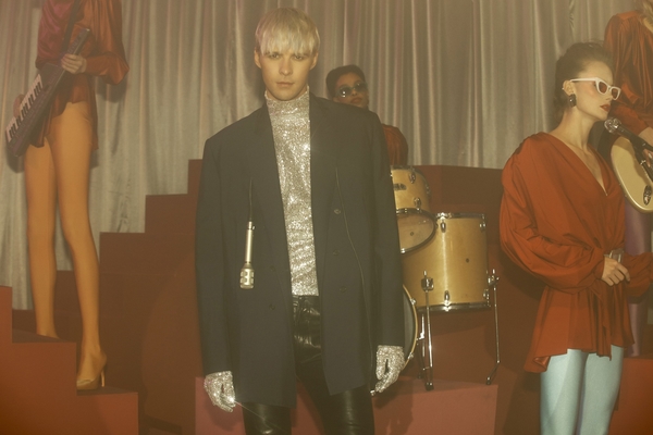 Макс Барских вернул моду на 80-е в своем новом клипе