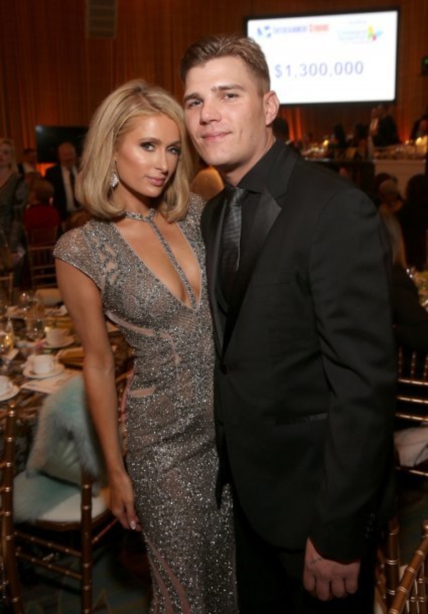 Пэрис Хилтон объяснила, почему отменила свадьбу с Крисом Зилкой