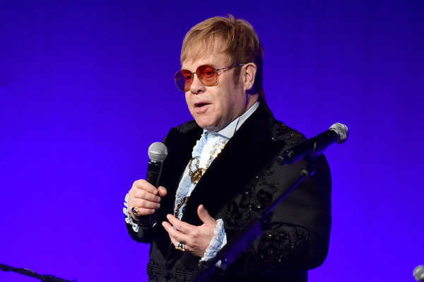Элтон Джон тяжело заболел