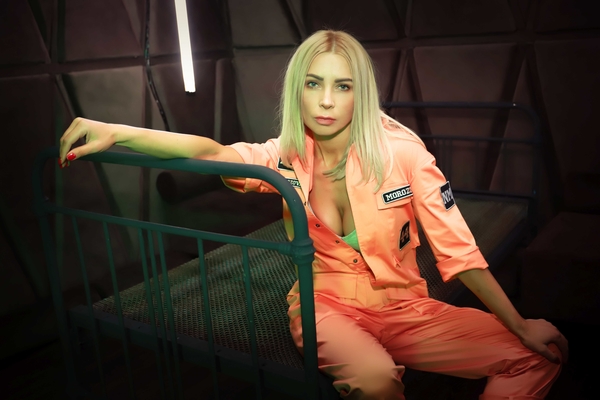 Певица MOROZOVA попала в тюрьму ради съемок клипа