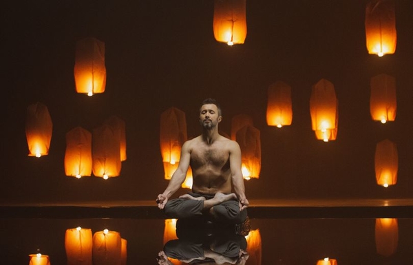 Обнаженный Сергей Бабкин в клипе  "Дихай повільно": видео