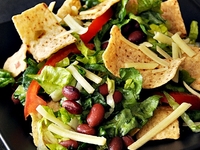 Что-то новое: салат с красной фасолью и чипсами