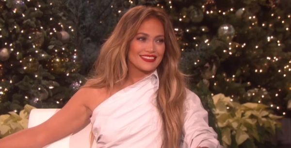 Дженнифер Лопес похвасталась рождественской елкой: фото