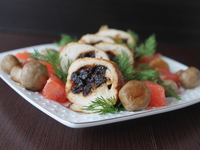 Праздничный рецепт: куриный рулет с черносливом