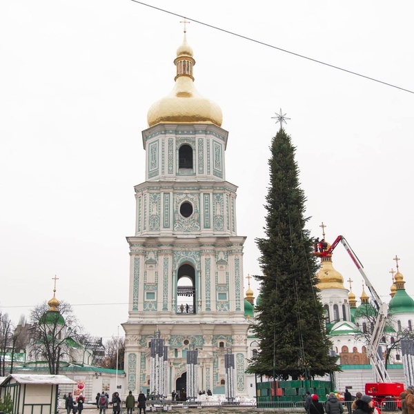 На Софийской площади установили елку в стиле "Северного сияния"