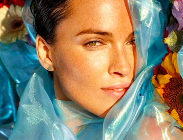 Даша Астафьева обнажилась ради рекламы духов