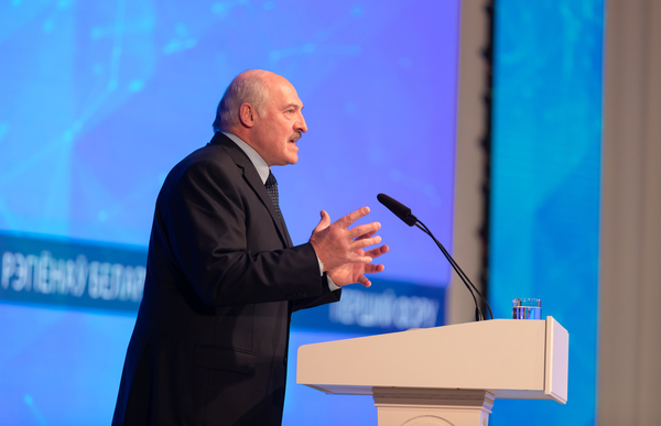 Сеть взорвали записи белорусского чиновника о "телках" на совещании у Лукашенко