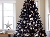 "Подойдет на Хэллоуин": Хитом новогодних праздников стала черная елка